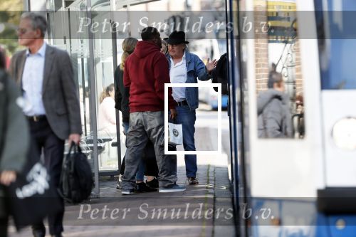 Amsterdam 3 oktober 2018
Youp v t Hek bellend op straat en wachtend op de tram.