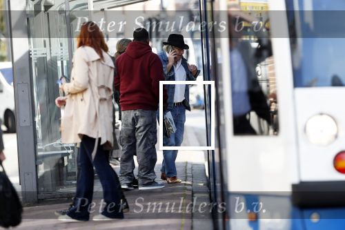Amsterdam 3 oktober 2018
Youp v t Hek bellend op straat en wachtend op de tram.