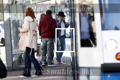 Amsterdam 3 oktober 2018
Youp v t Hek bellend op straat en wachtend op de tram.
