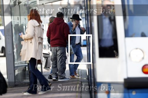 Amsterdam 3 oktober 2018
Youp v t Hek bellend op straat en wachtend op de tram.