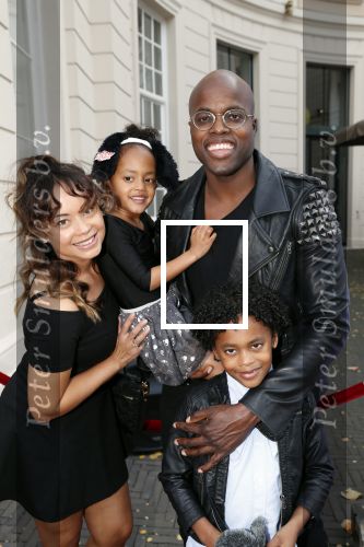 Den Haag 14 oktober 2018
Premiere Woezel en pip in koninklijke schouwburg Den haag. Jandino Asporaat kwam met zijn vrouw en kinderen