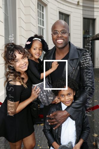 Den Haag 14 oktober 2018
Premiere Woezel en pip in koninklijke schouwburg Den haag. Jandino Asporaat kwam met zijn vrouw en kinderen