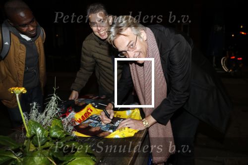 Amsterdam 5 november 2019
100 radio bij de wereld draait door DWDD. Adam Curry met een fan