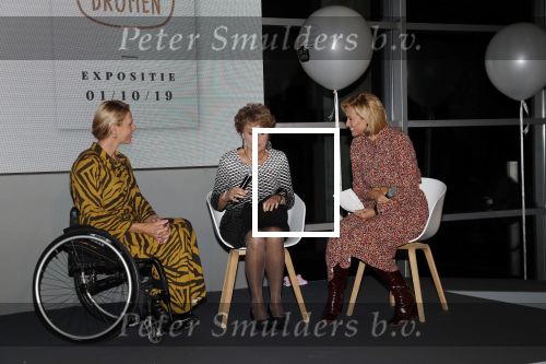 Amstelveen 1 oktober 2019
15 jaar de Esther Vergeer Foundation in het Cobra museum . Er wordt een expositie geopend van 15 fotografen waaronder oa William Rutten Estelle Cruijff Klaasjan v d Weij Patty Brard Isa Hoes Marco Borsato Sacha de Boer Klaas v Kruistem en Edwin Smulders. Anouk Smulders presenteert het en Prinses Margriet is aanwezig.