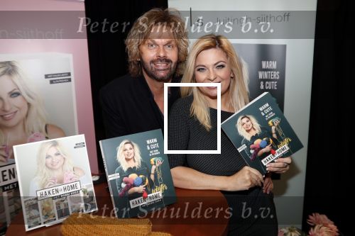 Utrecht 30 oktober 2019
Boekpresentatie Bobbi Eden op de jaargeurs. Haar man Mark Laurenz was ook aanwezig.