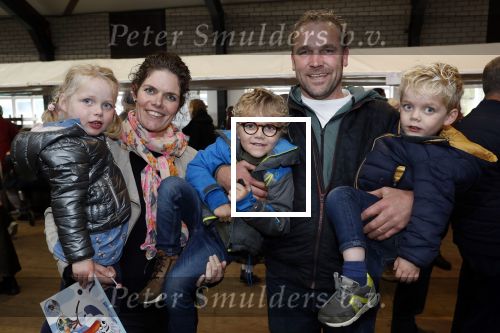 Boekel 19 oktober 2019
Meerdere boeren van boer zoekt vrouw stan op een mini markt in de stallen van Boerin Steffi. Boer Frans en Leonie met hun kinderen