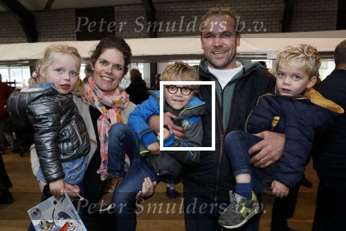 Boekel 19 oktober 2019
Meerdere boeren van boer zoekt vrouw stan op een mini markt in de stallen van Boerin Steffi. Boer Frans en Leonie met hun kinderen