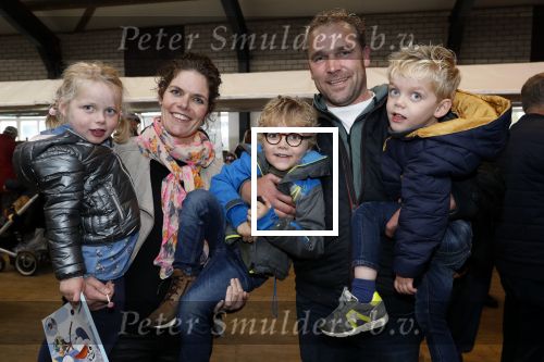 Boekel 19 oktober 2019
Meerdere boeren van boer zoekt vrouw stan op een mini markt in de stallen van Boerin Steffi. Boer Frans en Leonie met hun kinderen