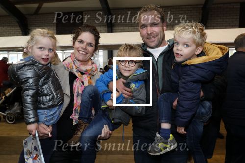 Boekel 19 oktober 2019
Meerdere boeren van boer zoekt vrouw stan op een mini markt in de stallen van Boerin Steffi. Boer Frans en Leonie met hun kinderen