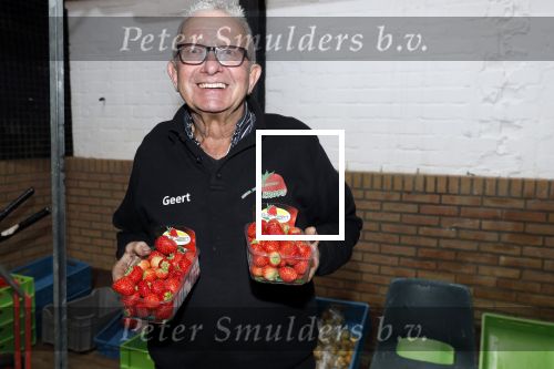 Boekel 19 oktober 2019
Meerdere boeren van boer zoekt vrouw stan op een mini markt in de stallen van Boerin Steffi. Boer Geert