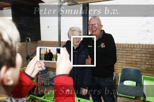 Boekel 19 oktober 2019
Meerdere boeren van boer zoekt vrouw stan op een mini markt in de stallen van Boerin Steffi. Boer Geert