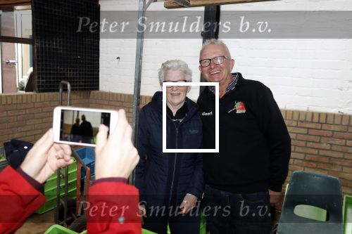 Boekel 19 oktober 2019
Meerdere boeren van boer zoekt vrouw stan op een mini markt in de stallen van Boerin Steffi. Boer Geert