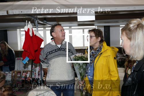 Boekel 19 oktober 2019
Meerdere boeren van boer zoekt vrouw stan op een mini markt in de stallen van Boerin Steffi. Boer Jaap