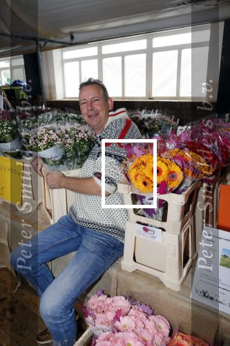 Boekel 19 oktober 2019
Meerdere boeren van boer zoekt vrouw stan op een mini markt in de stallen van Boerin Steffi. Boer Jaap