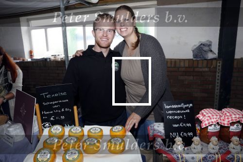 Boekel 19 oktober 2019
Meerdere boeren van boer zoekt vrouw stan op een mini markt in de stallen van Boerin Steffi. Boer Jan en Rianne