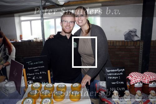 Boekel 19 oktober 2019
Meerdere boeren van boer zoekt vrouw stan op een mini markt in de stallen van Boerin Steffi. Boer Jan en Rianne