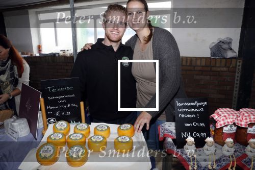 Boekel 19 oktober 2019
Meerdere boeren van boer zoekt vrouw stan op een mini markt in de stallen van Boerin Steffi. Boer Jan en Rianne