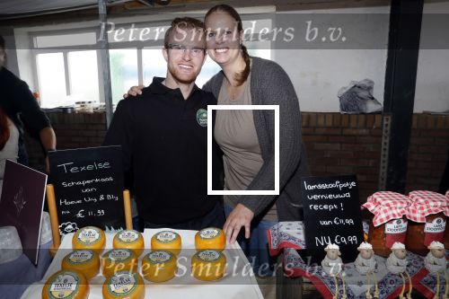 Boekel 19 oktober 2019
Meerdere boeren van boer zoekt vrouw stan op een mini markt in de stallen van Boerin Steffi. Boer Jan en Rianne