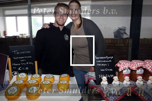 Boekel 19 oktober 2019
Meerdere boeren van boer zoekt vrouw stan op een mini markt in de stallen van Boerin Steffi. Boer Jan en Rianne
