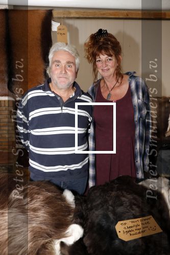 Boekel 19 oktober 2019
Meerdere boeren van boer zoekt vrouw stan op een mini markt in de stallen van Boerin Steffi. Boer Jan Ybema en Pauline v Rijsoort