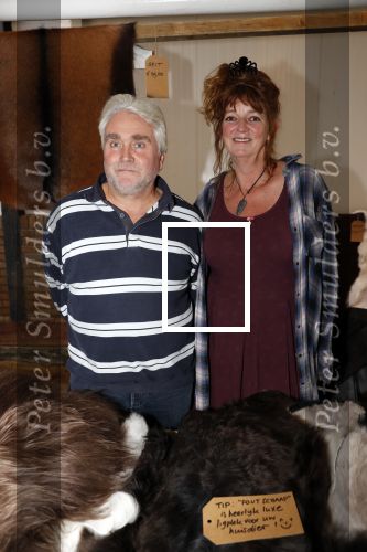 Boekel 19 oktober 2019
Meerdere boeren van boer zoekt vrouw stan op een mini markt in de stallen van Boerin Steffi. Boer Jan Ybema en Pauline v Rijsoort