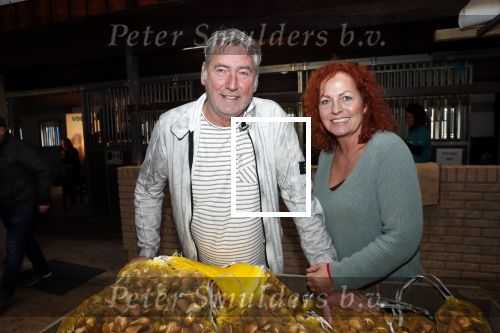 Boekel 19 oktober 2019
Meerdere boeren van boer zoekt vrouw stan op een mini markt in de stallen van Boerin Steffi. Boer Jos met zijn partner