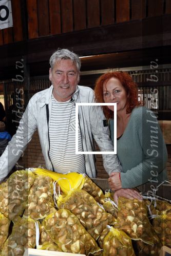 Boekel 19 oktober 2019
Meerdere boeren van boer zoekt vrouw stan op een mini markt in de stallen van Boerin Steffi. Boer Jos met zijn partner