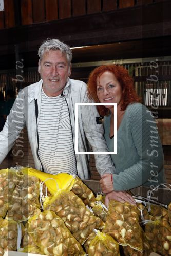 Boekel 19 oktober 2019
Meerdere boeren van boer zoekt vrouw stan op een mini markt in de stallen van Boerin Steffi. Boer Jos met zijn partner