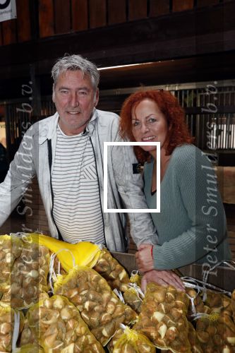 Boekel 19 oktober 2019
Meerdere boeren van boer zoekt vrouw stan op een mini markt in de stallen van Boerin Steffi. Boer Jos met zijn partner