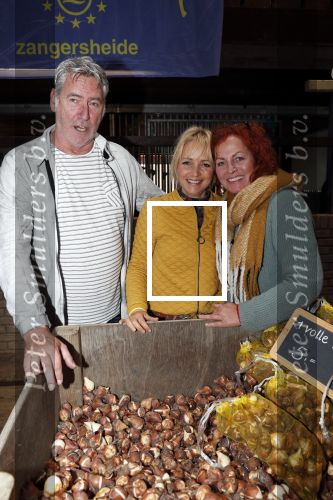 Boekel 19 oktober 2019
Meerdere boeren van boer zoekt vrouw stan op een mini markt in de stallen van Boerin Steffi. Ook Yvon Jaspers kwam met haar moeder en tantes een kijkje nemen.. Yvon met boer Jos en zijn partner