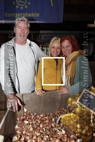 Boekel 19 oktober 2019
Meerdere boeren van boer zoekt vrouw stan op een mini markt in de stallen van Boerin Steffi. Ook Yvon Jaspers kwam met haar moeder en tantes een kijkje nemen.. Yvon met boer Jos en zijn partner