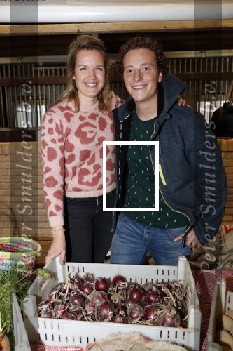 Boekel 19 oktober 2019
Meerdere boeren van boer zoekt vrouw stan op een mini markt in de stallen van Boerin Steffi. Boer Wim en zijn vriendin Marit