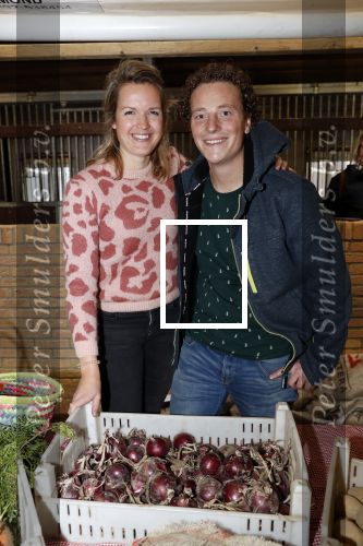 Boekel 19 oktober 2019
Meerdere boeren van boer zoekt vrouw stan op een mini markt in de stallen van Boerin Steffi. Boer Wim en zijn vriendin Marit