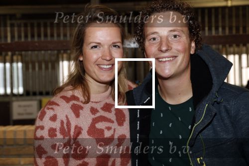 Boekel 19 oktober 2019
Meerdere boeren van boer zoekt vrouw stan op een mini markt in de stallen van Boerin Steffi. Boer Wim en zijn vriendin Marit