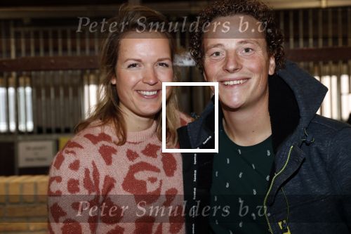 Boekel 19 oktober 2019
Meerdere boeren van boer zoekt vrouw stan op een mini markt in de stallen van Boerin Steffi. Boer Wim en zijn vriendin Marit