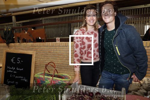Boekel 19 oktober 2019
Meerdere boeren van boer zoekt vrouw stan op een mini markt in de stallen van Boerin Steffi. Boer Wim en zijn vriendin Marit