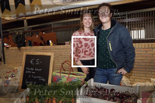 Boekel 19 oktober 2019
Meerdere boeren van boer zoekt vrouw stan op een mini markt in de stallen van Boerin Steffi. Boer Wim en zijn vriendin Marit