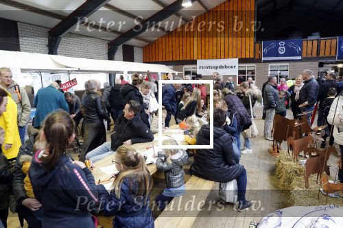 Boekel 19 oktober 2019
Meerdere boeren van boer zoekt vrouw stan op een mini markt in de stallen van Boerin Steffi