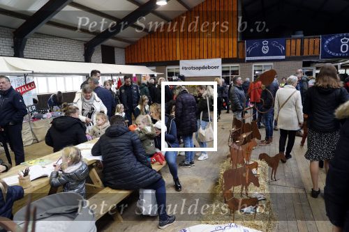 Boekel 19 oktober 2019
Meerdere boeren van boer zoekt vrouw stan op een mini markt in de stallen van Boerin Steffi