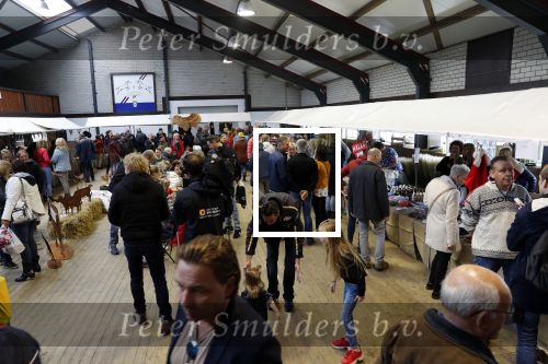 Boekel 19 oktober 2019
Meerdere boeren van boer zoekt vrouw stan op een mini markt in de stallen van Boerin Steffi