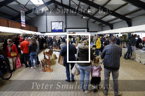 Boekel 19 oktober 2019
Meerdere boeren van boer zoekt vrouw stan op een mini markt in de stallen van Boerin Steffi