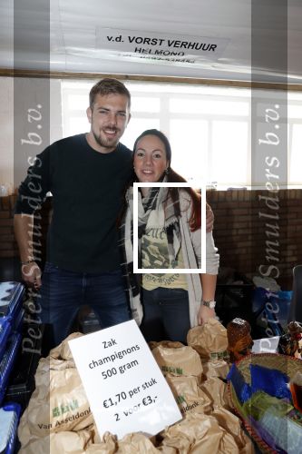 Boekel 19 oktober 2019
Meerdere boeren van boer zoekt vrouw stan op een mini markt in de stallen van Boerin Steffi. Boerin Michelle met vriend