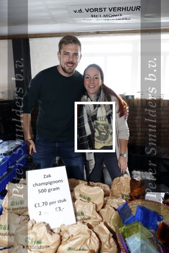 Boekel 19 oktober 2019
Meerdere boeren van boer zoekt vrouw stan op een mini markt in de stallen van Boerin Steffi. Boerin Michelle met vriend
