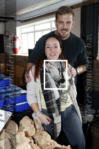 Boekel 19 oktober 2019
Meerdere boeren van boer zoekt vrouw stan op een mini markt in de stallen van Boerin Steffi. Boerin Michelle met vriend