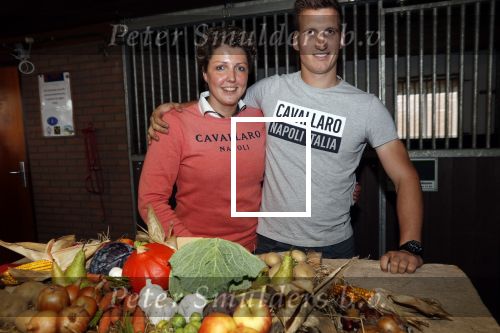 Boekel 19 oktober 2019
Meerdere boeren van boer zoekt vrouw stan op een mini markt in de stallen van Boerin Steffi. Steffi met bhaar vriend Roel Verhagen
