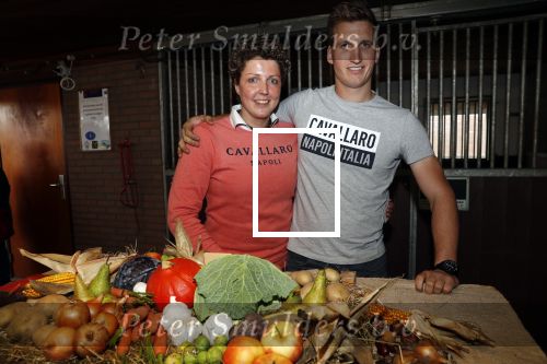 Boekel 19 oktober 2019
Meerdere boeren van boer zoekt vrouw stan op een mini markt in de stallen van Boerin Steffi. Steffi met bhaar vriend Roel Verhagen