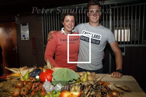 Boekel 19 oktober 2019
Meerdere boeren van boer zoekt vrouw stan op een mini markt in de stallen van Boerin Steffi. Steffi met bhaar vriend Roel Verhagen