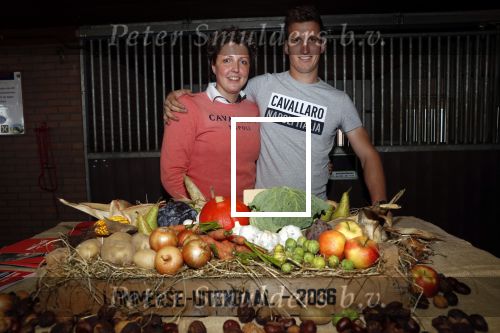 Boekel 19 oktober 2019
Meerdere boeren van boer zoekt vrouw stan op een mini markt in de stallen van Boerin Steffi. Steffi met bhaar vriend Roel Verhagen