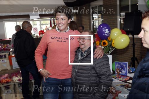 Boekel 19 oktober 2019
Meerdere boeren van boer zoekt vrouw stan op een mini markt in de stallen van Boerin Steffi. Ook Yvon Jaspers kwam met haar moeder en tantes een kijkje nemen.