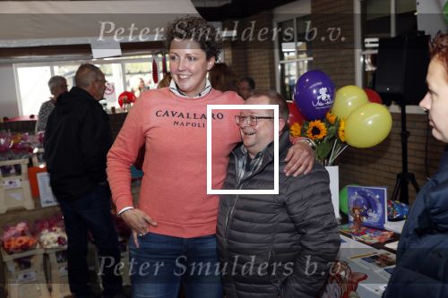 Boekel 19 oktober 2019
Meerdere boeren van boer zoekt vrouw stan op een mini markt in de stallen van Boerin Steffi. Ook Yvon Jaspers kwam met haar moeder en tantes een kijkje nemen.